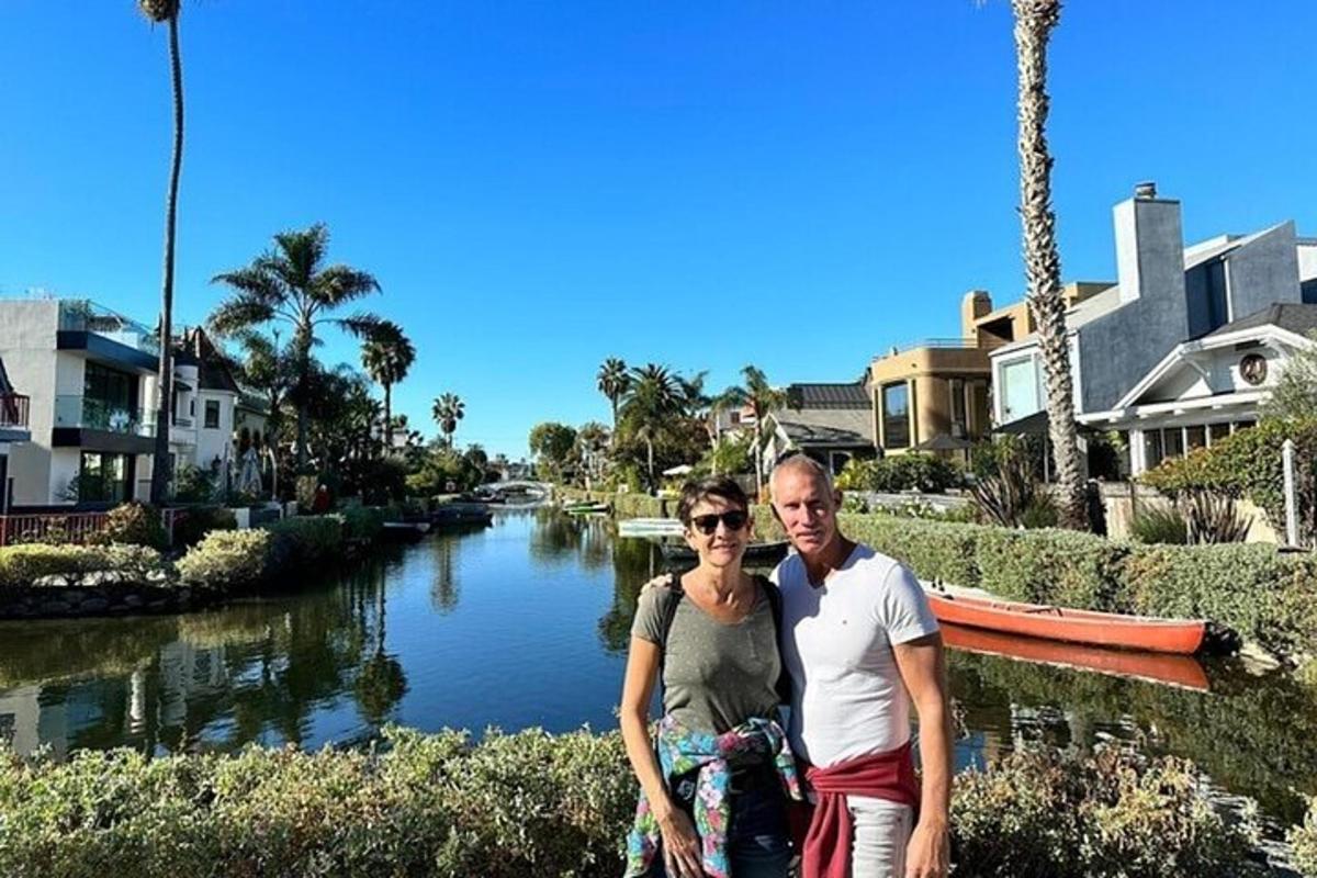 un home i una dona drets al costat d'un riu