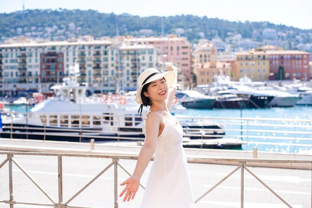 una mujer con un vestido blanco y un sombrero