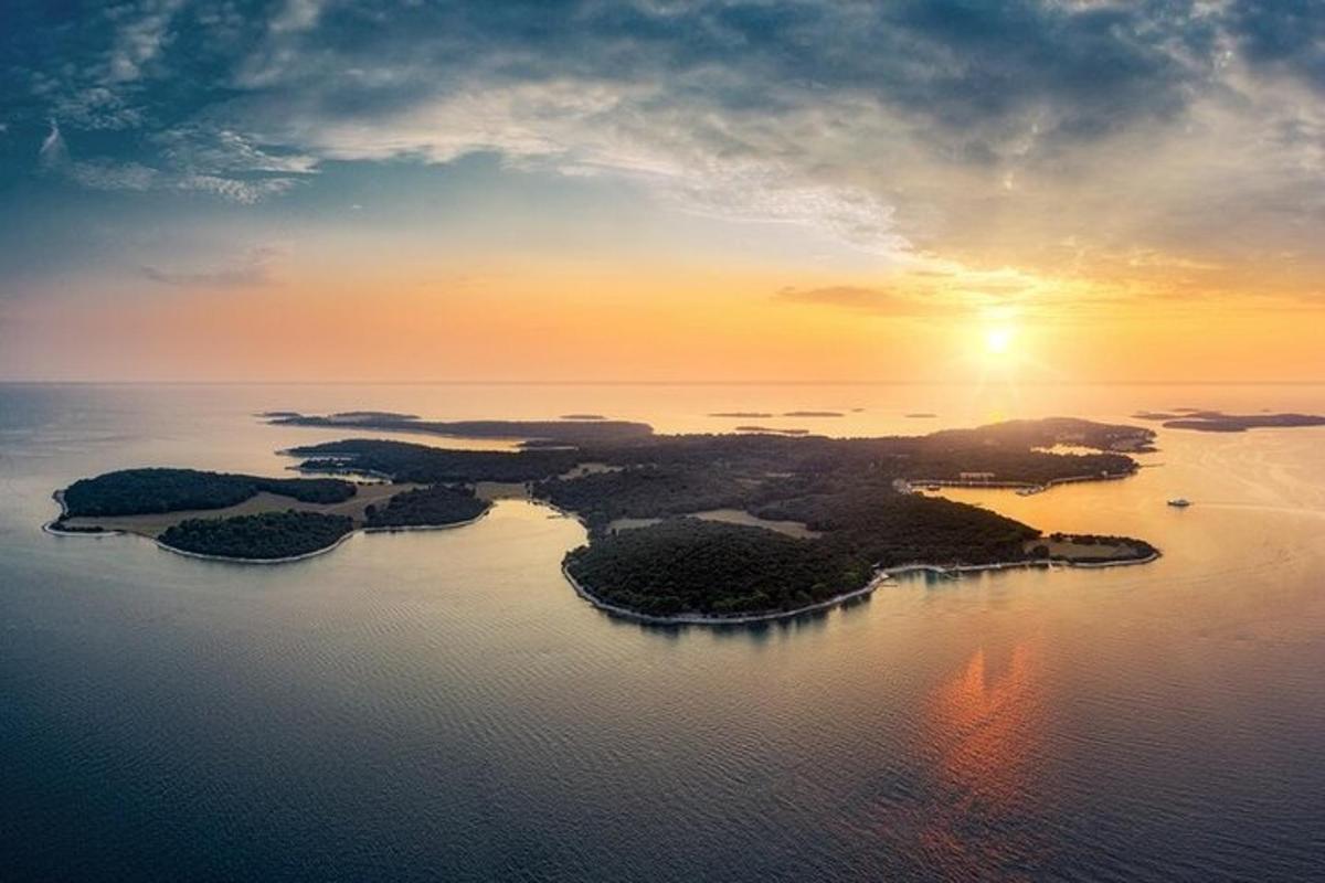 Loftmynd af eyju í vatninu við sólsetur