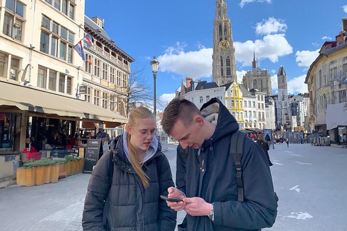 muž a žena se dívají na mobilní telefon