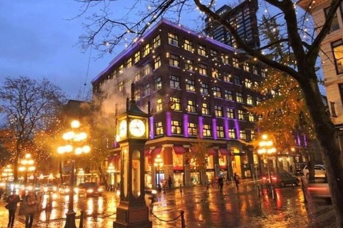 un turn cu ceas în fața unei clădiri luminate