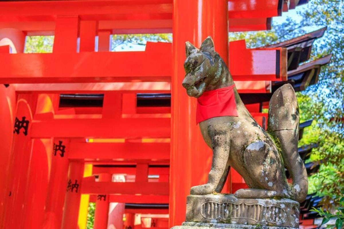 o statuie a unui câine purtând o cămașă roșie
