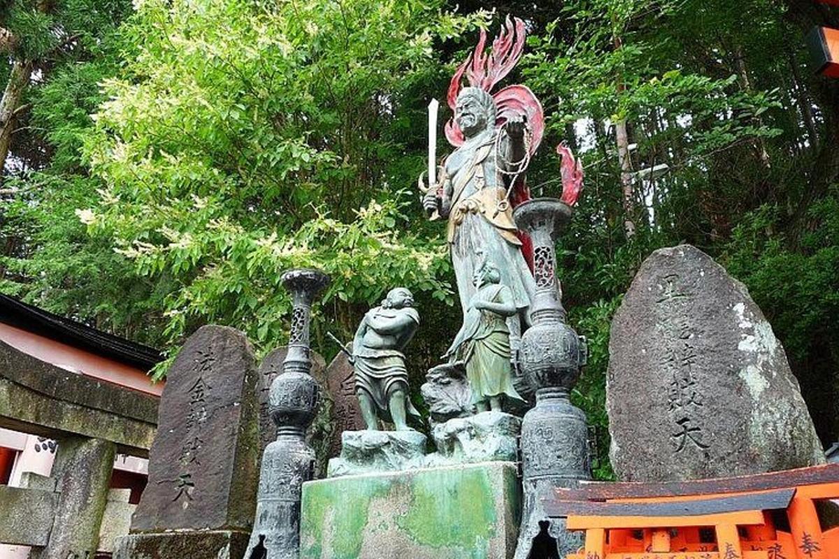 o statuie a unei femei care stă pe un gard