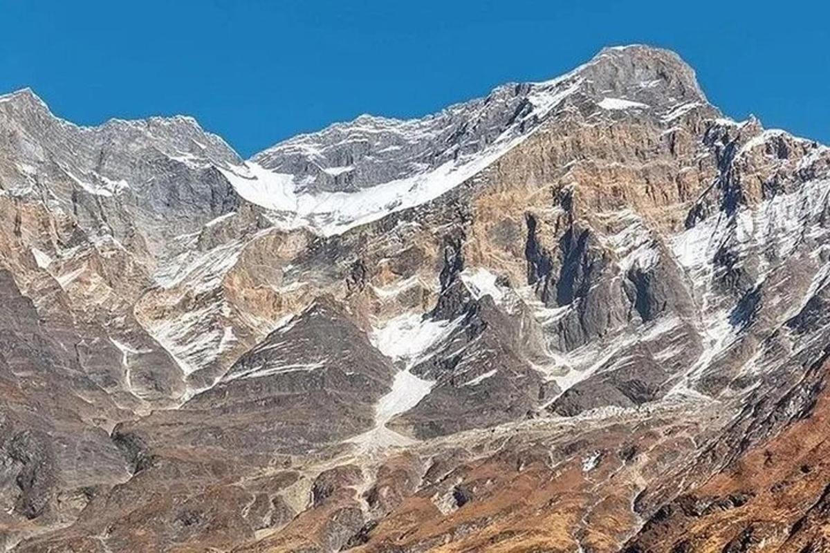 una vista aerea di una montagna innevata
