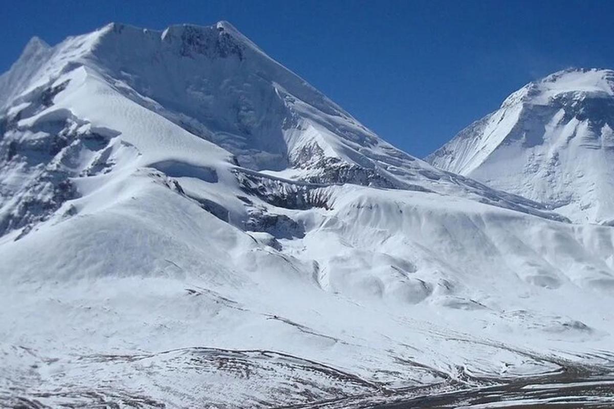 una montaña cubierta de nieve en un día claro