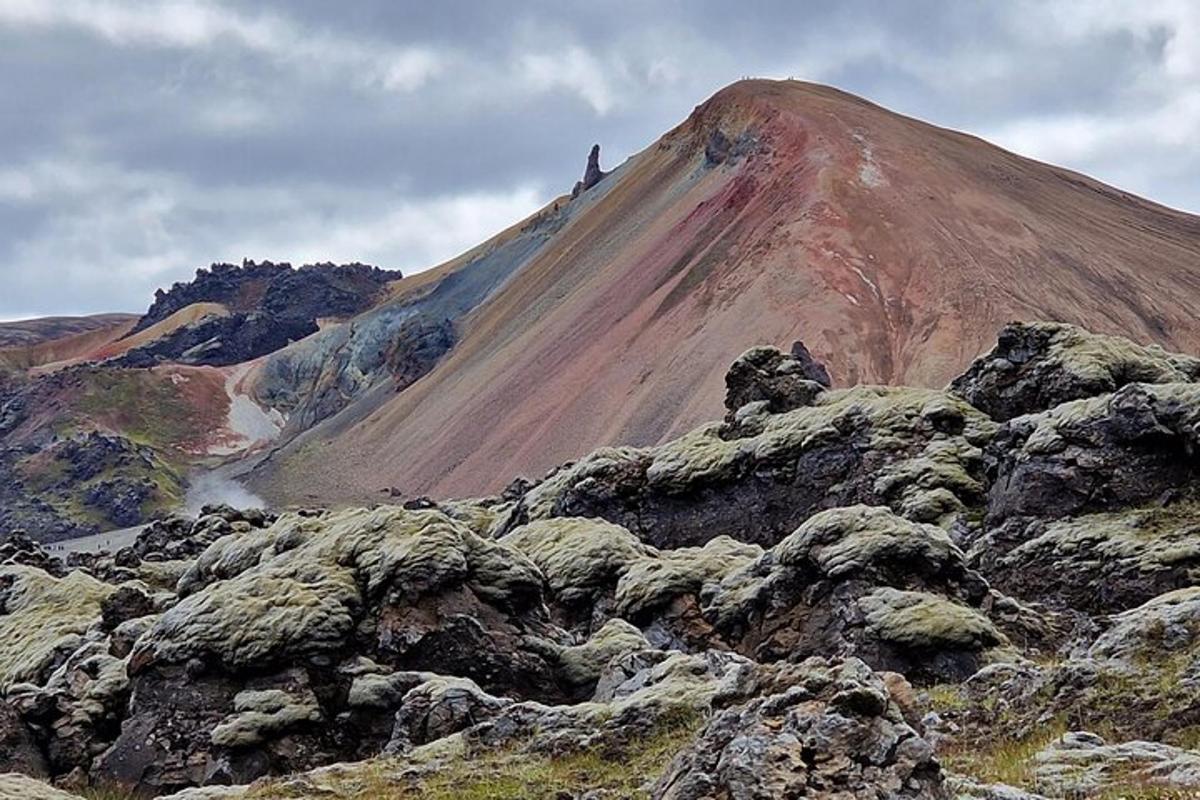 fjall með manneskju sem situr ofan á því