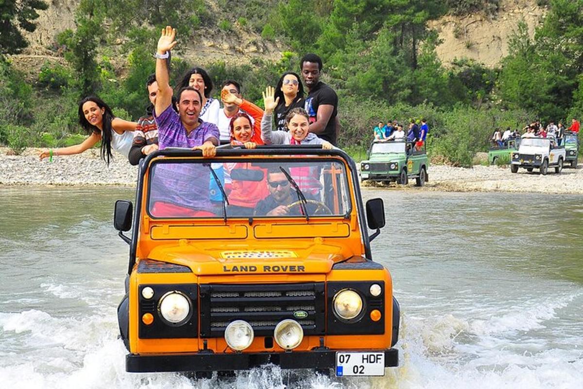 un gruppo di persone a bordo di una jeep in acqua