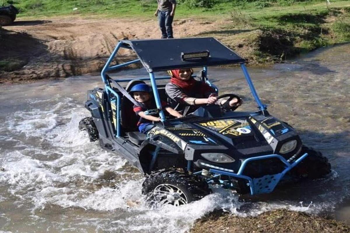 un uomo e un bambino su un quad in acqua