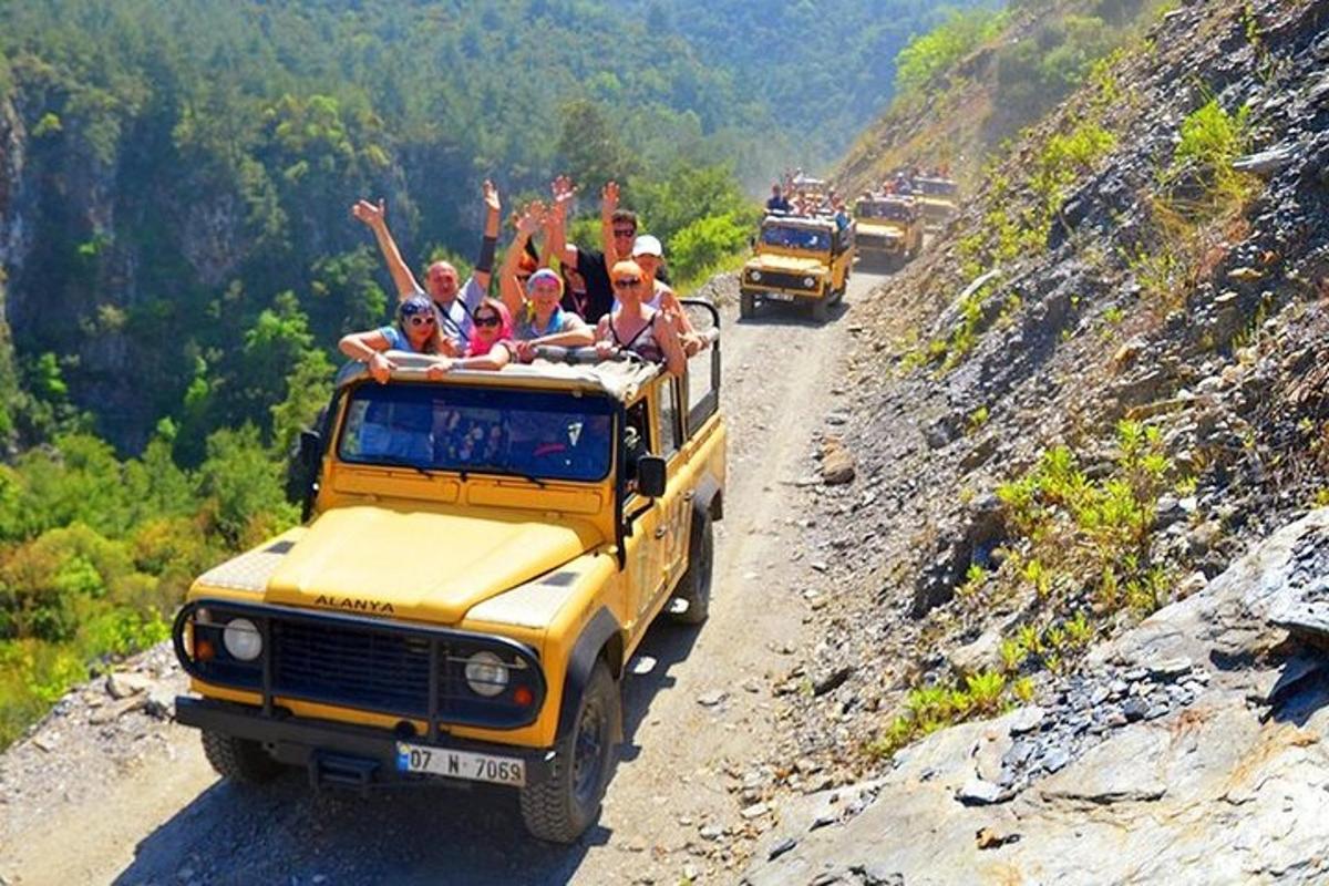 un gruppo di persone che viaggiano sul retro di un camion giallo