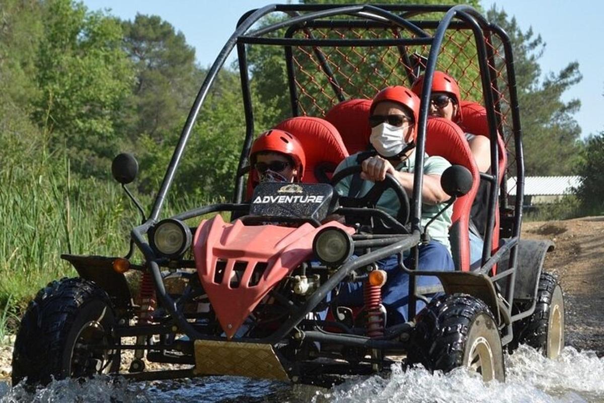 un gruppo di persone su un quad in acqua