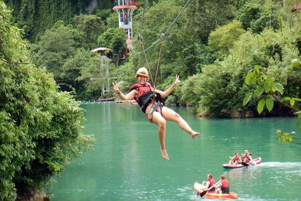 湖の水に飛び込む女性
