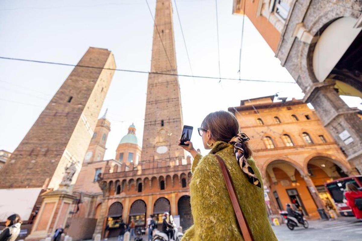 ženska, ki fotografira stavbo s svojim mobilnim telefonom