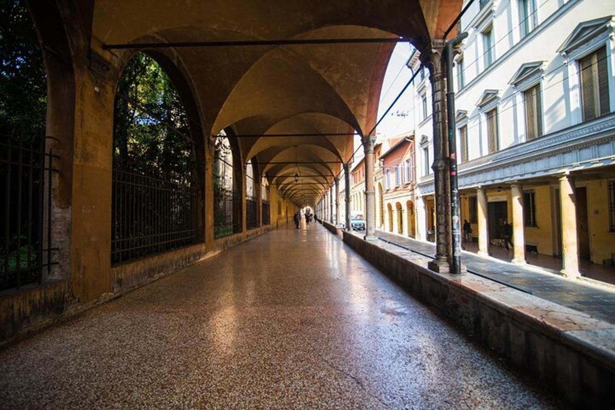 prazna ulica z obokom v stavbi