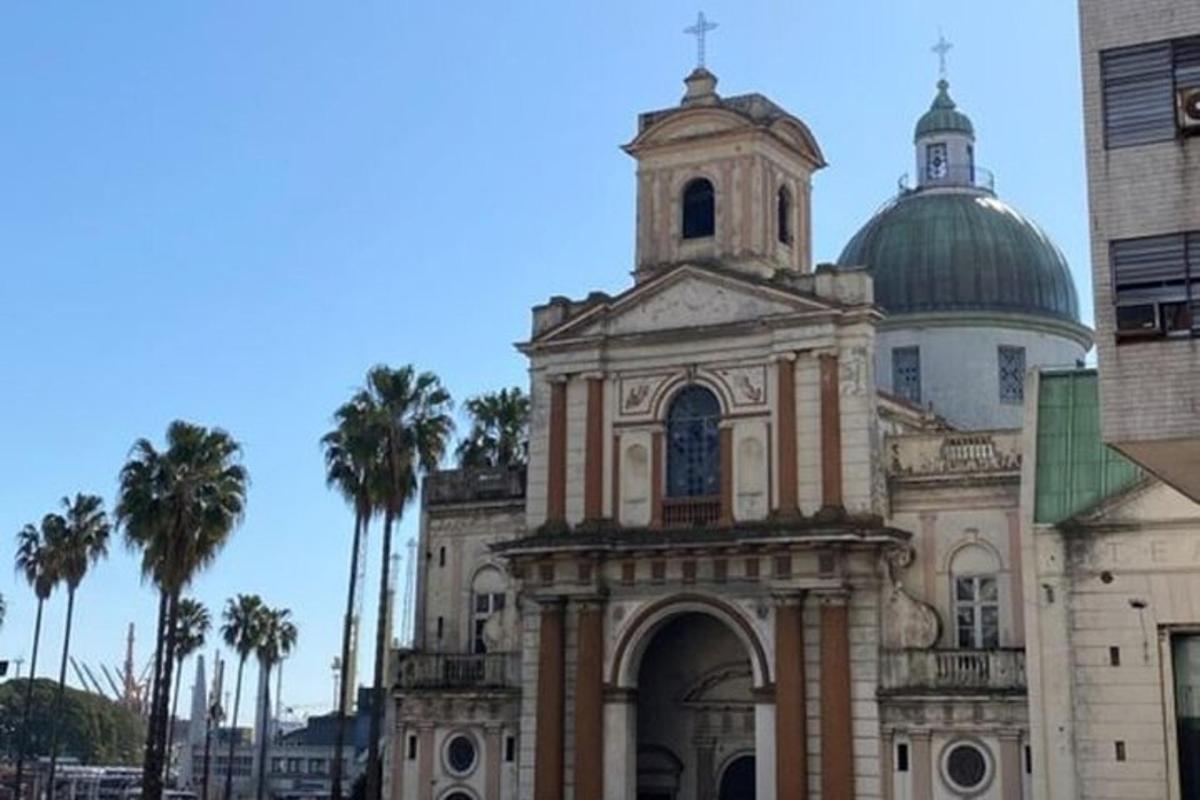 un vecchio edificio con una cupola e una chiesa