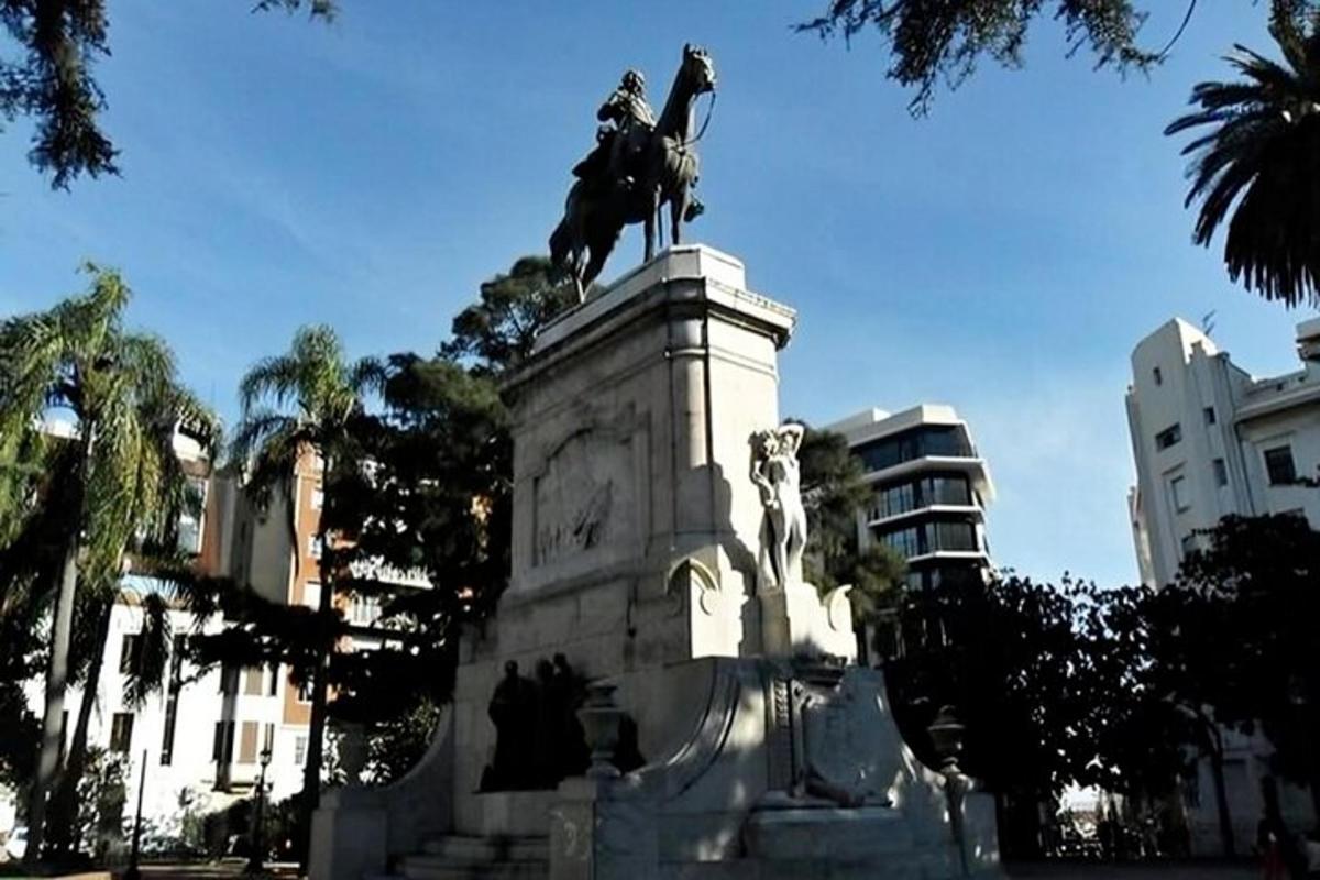 una estatua de un hombre a caballo sobre un pedestal