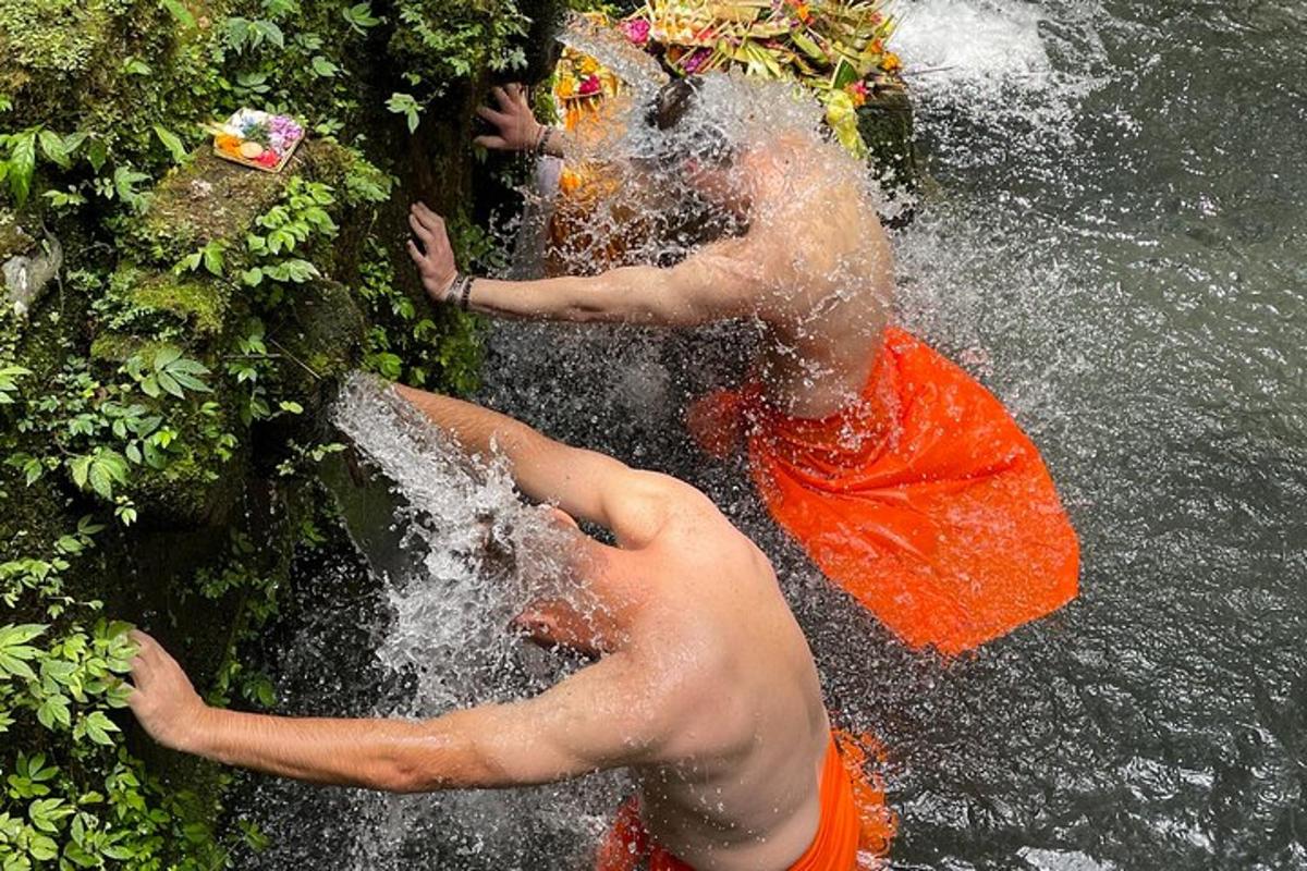 คนสองคนกำลังเล่นน้ำในแม่น้ำ