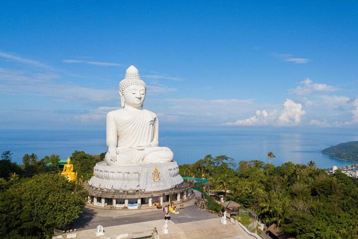 una grande statua bianca di fronte all'oceano