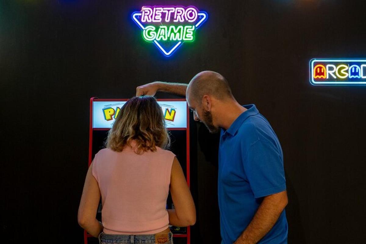 un uomo e una donna in piedi davanti a una slot machine