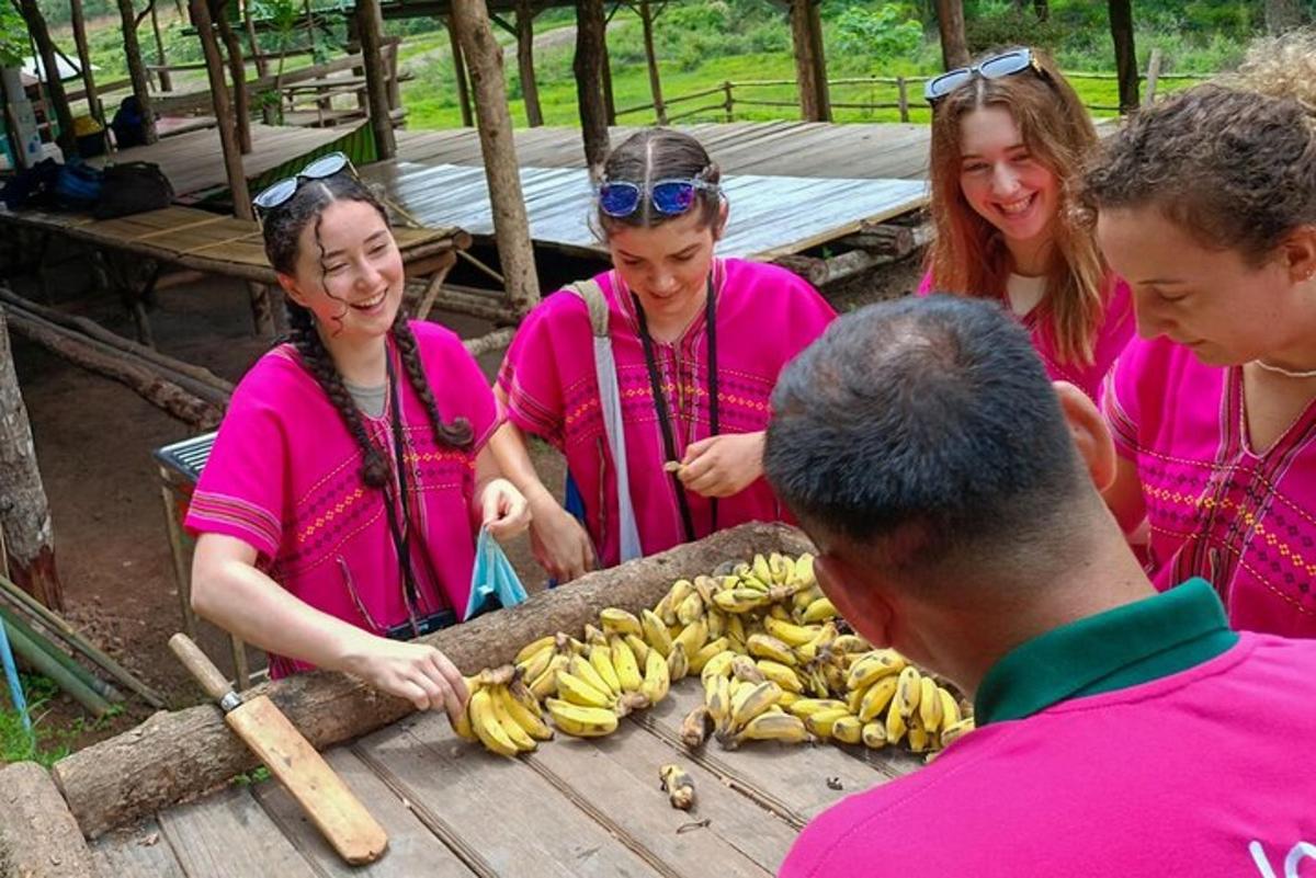 un grup de persones al voltant d'una taula amb plàtans
