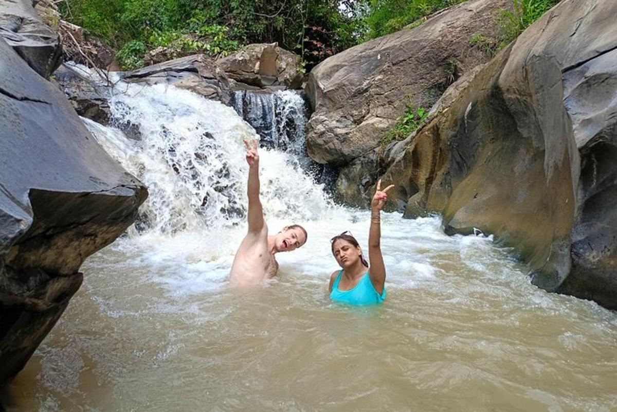 un home i una dona a l'aigua d'una cascada