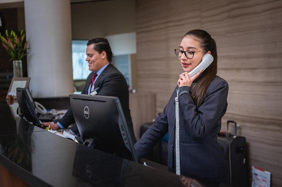 žena mluvící po telefonu v kanceláři