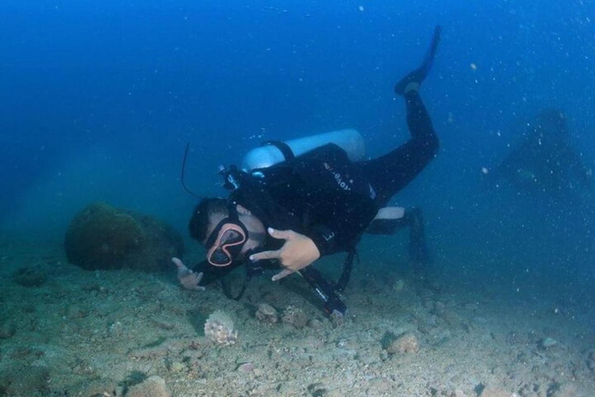 oseba fotografira v oceanu