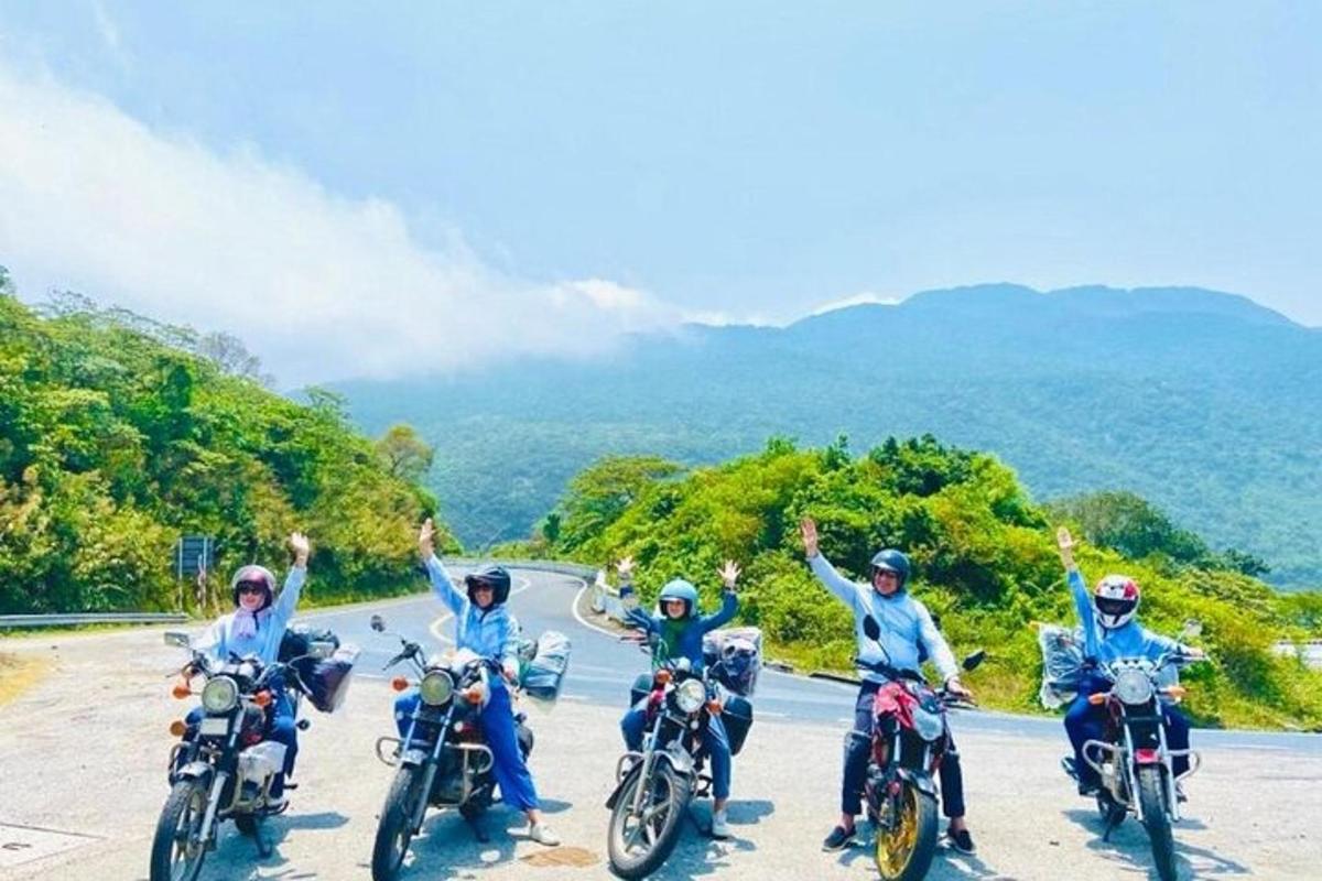 egy csoport ember motorozik az úton