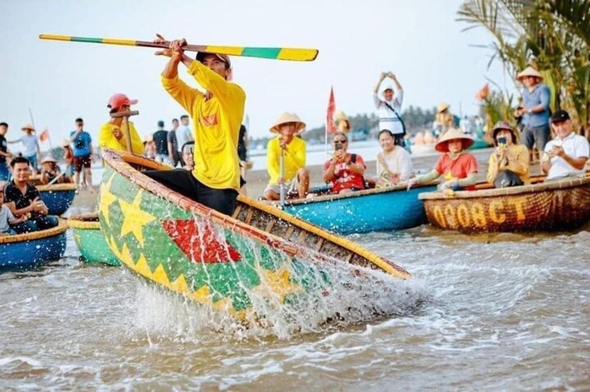 un gruppo di persone che viaggiano su barche in acqua