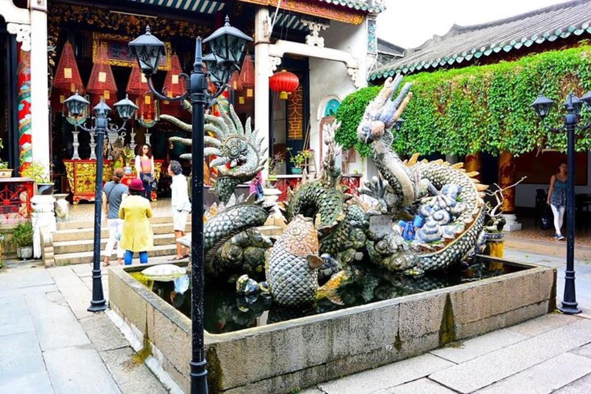 una statua di animali in una fontana di fronte a un edificio