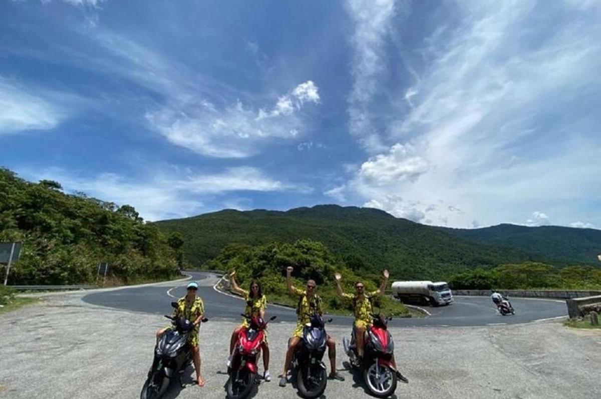 egy csoport ember motorozik az úton