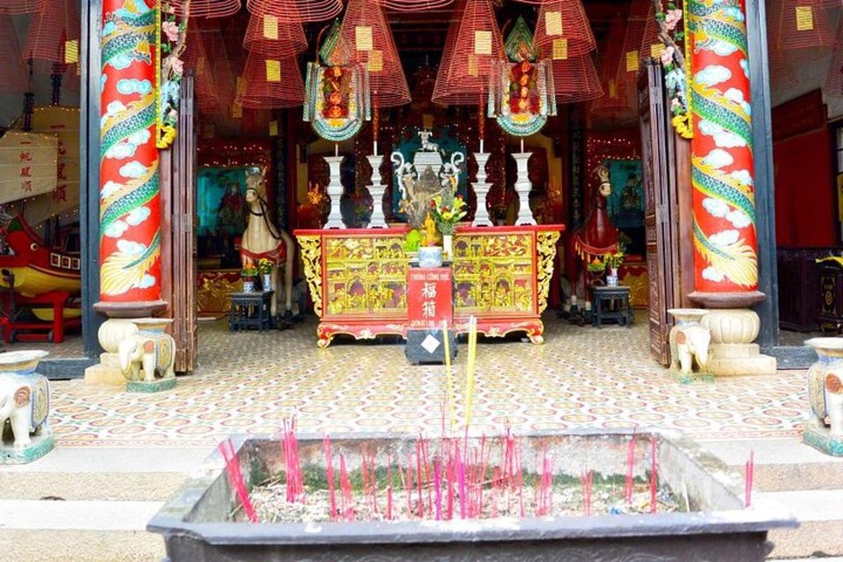 Un templo con una fuente delante.