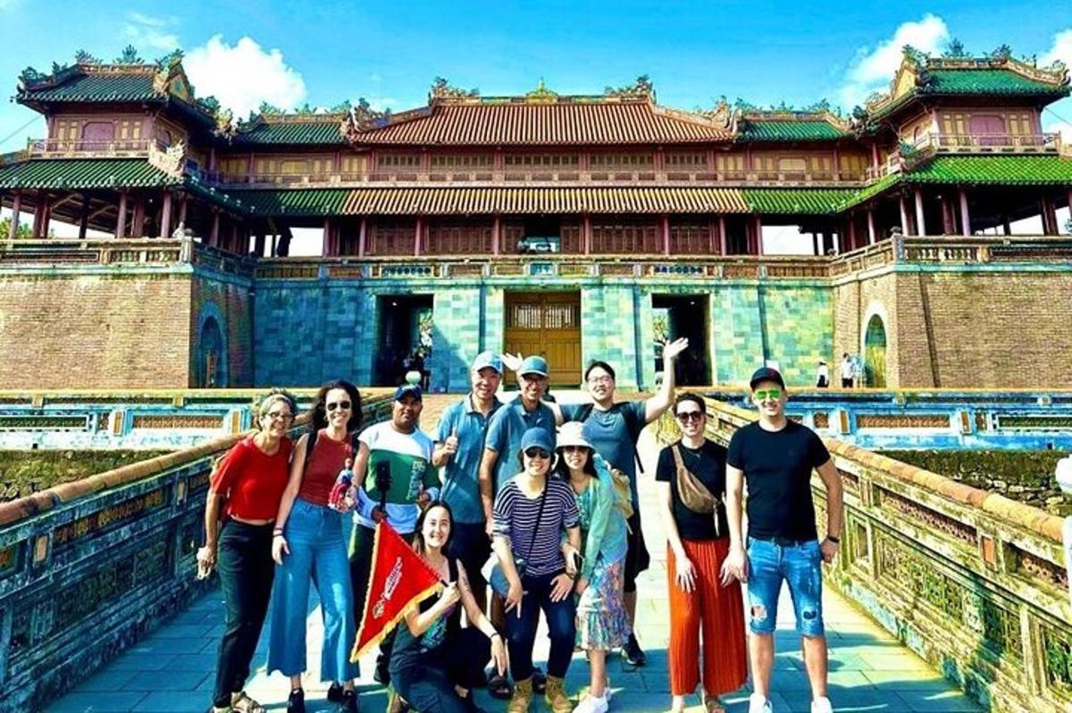 một nhóm người đứng trước một tòa nhà