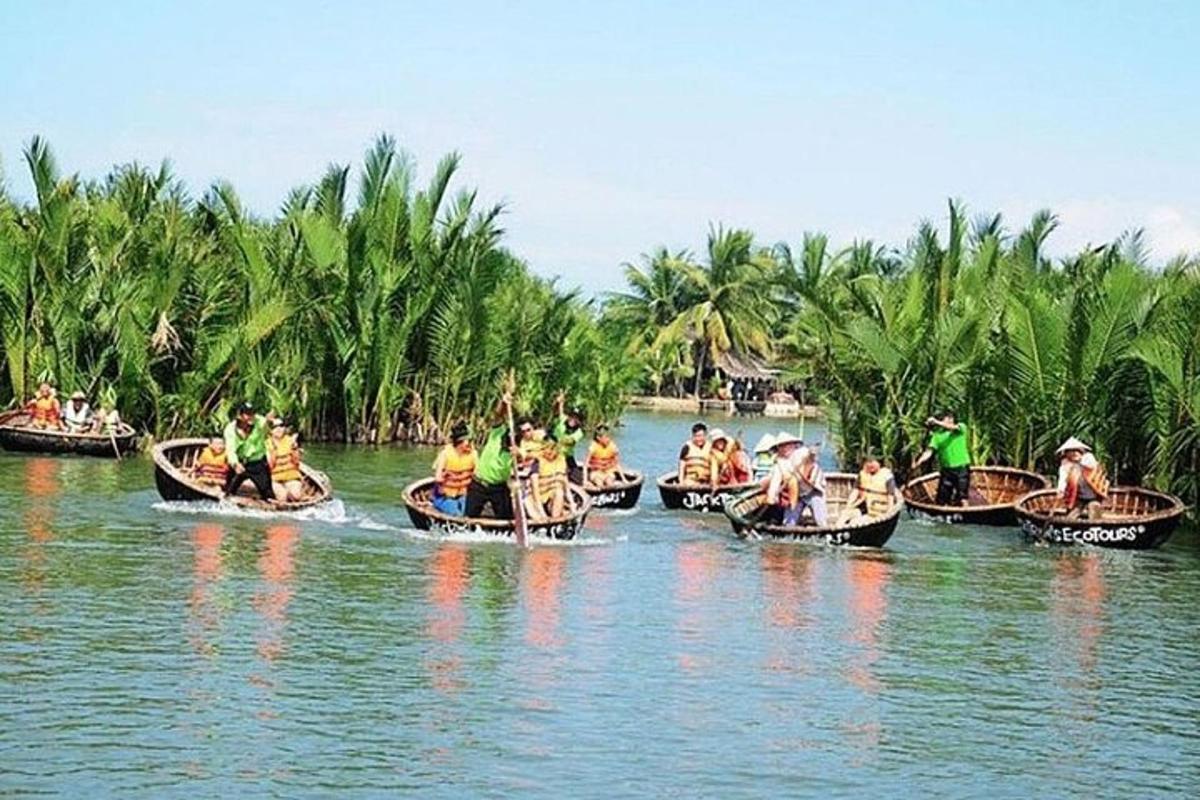 un grupo de personas en barcos en el agua