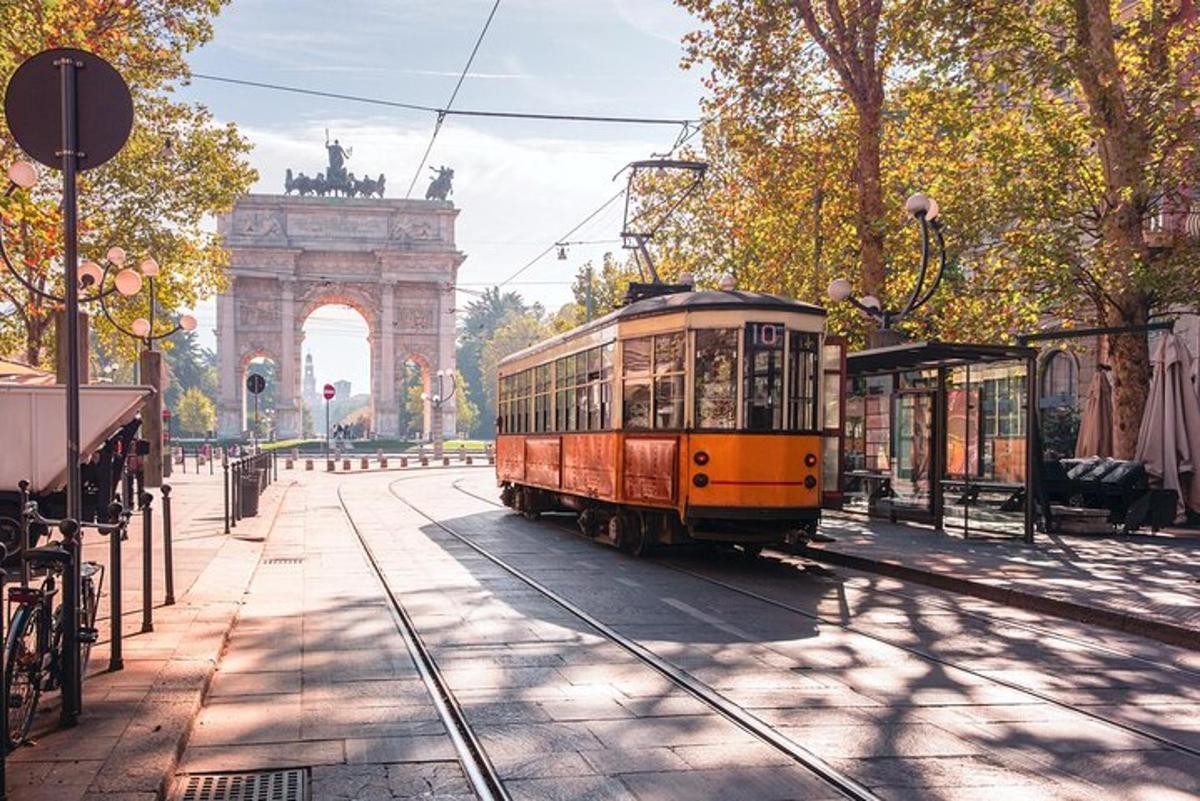 tramvaj jedoucí po ulici před obloukem