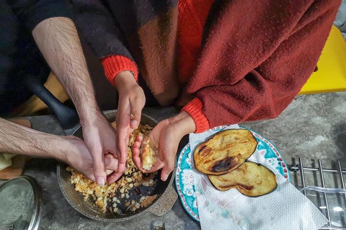 dve osebi, ki držita roke nad krožnikom hrane