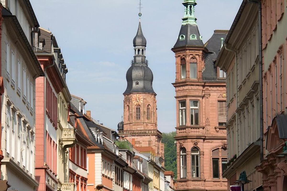 stará ulice se dvěma věžemi ve městě