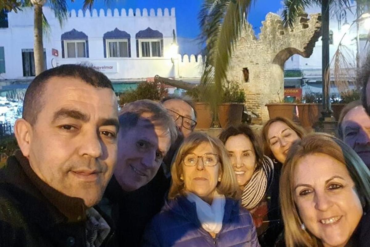 skupina lidí pózujících pro fotografii