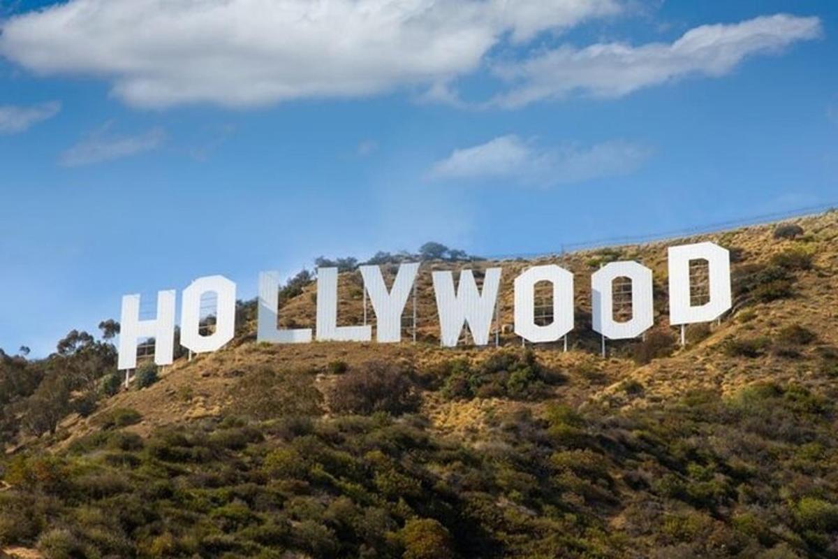 en stor Hollywood-skylt på toppen av en kulle