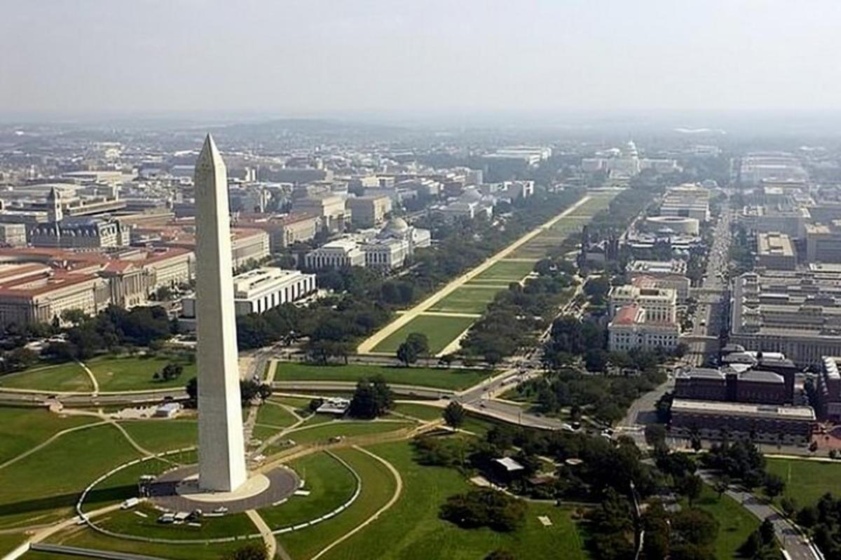 eine Luftaufnahme des Washington Monument vor einer Stadt
