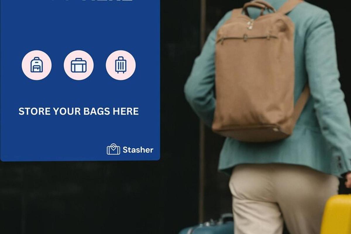 Una persona con una mochila parada frente a un cartel.