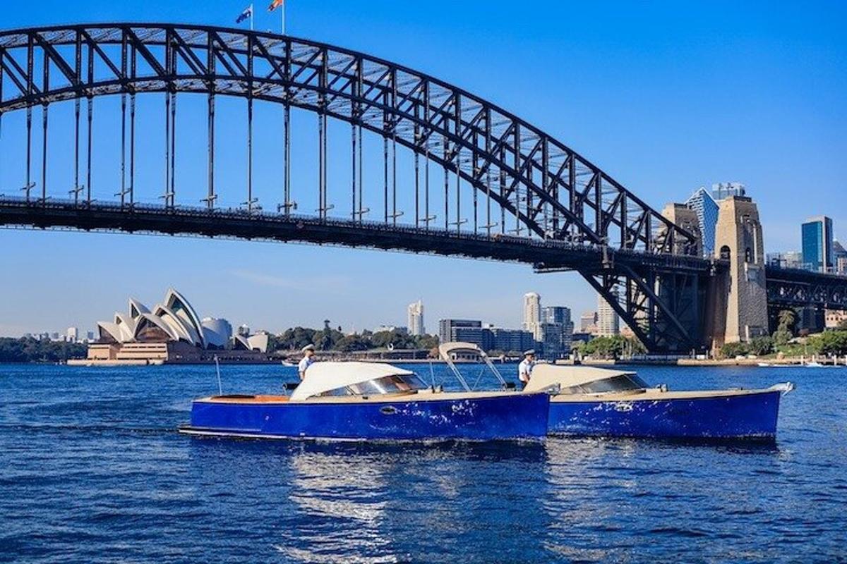 dois barcos na água em frente a uma ponte