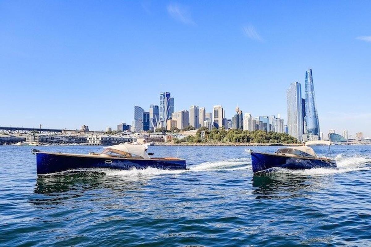 dois barcos na água com uma cidade ao fundo