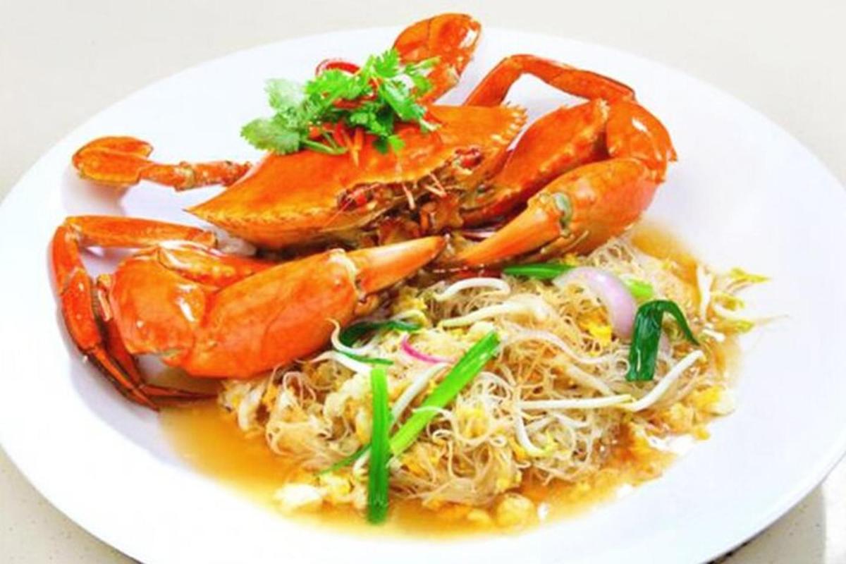 sepiring makanan putih dengan udang dan mie