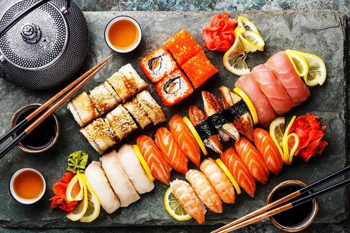 một khay sushi và các thức ăn khác bằng đũa