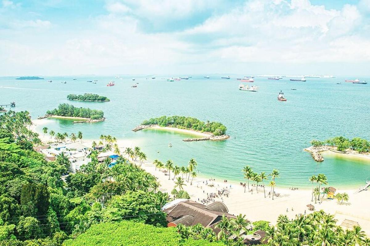 pantai dengan orang-orang dan perahu di air