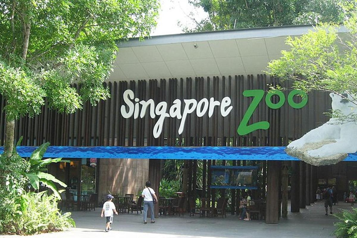 uma placa do zoológico de Singapura na lateral de um prédio