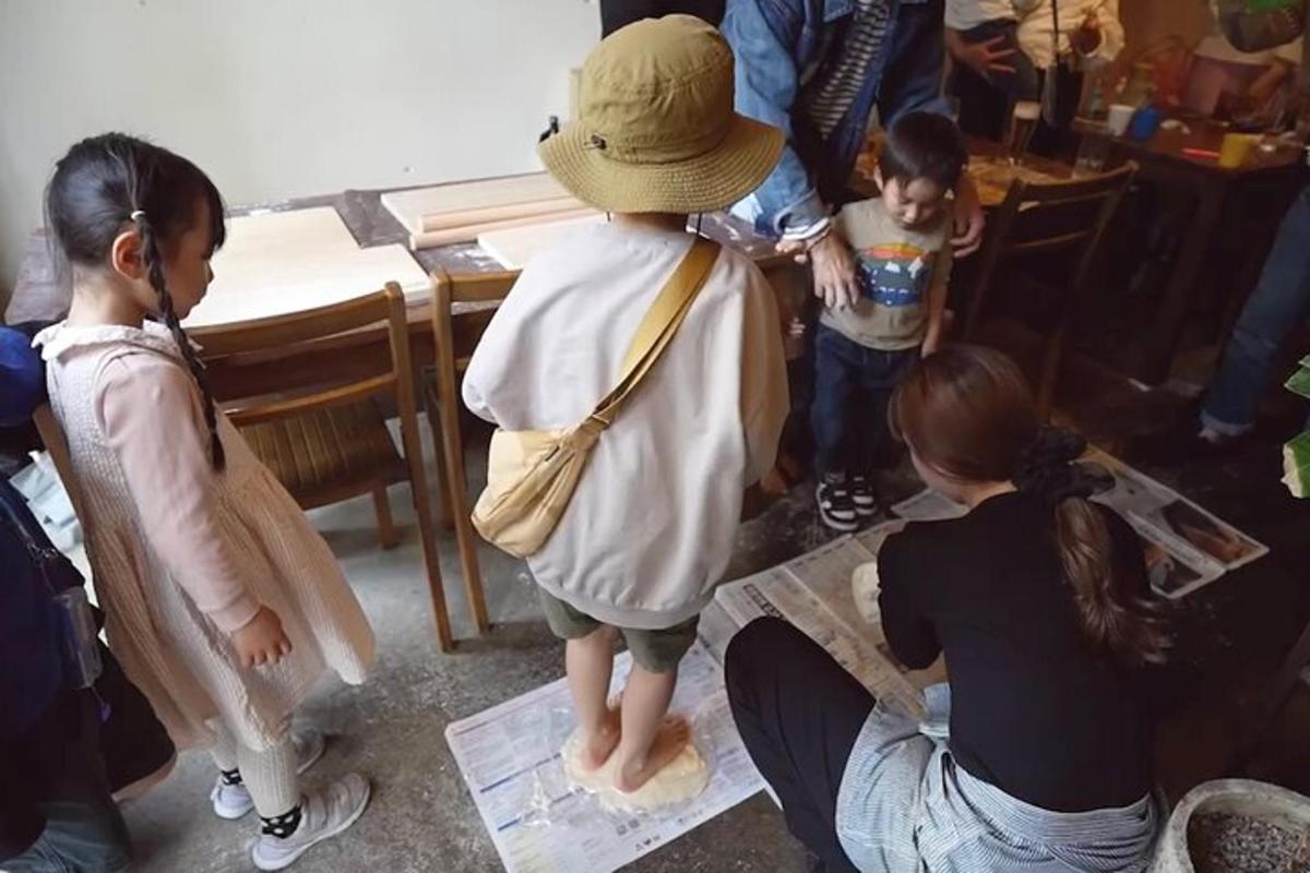 grupp inimesi, kes seisavad toas ringi