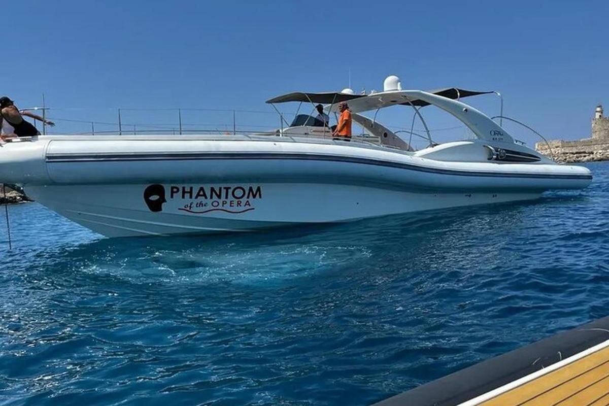 een witte boot die op het water in de oceaan ligt