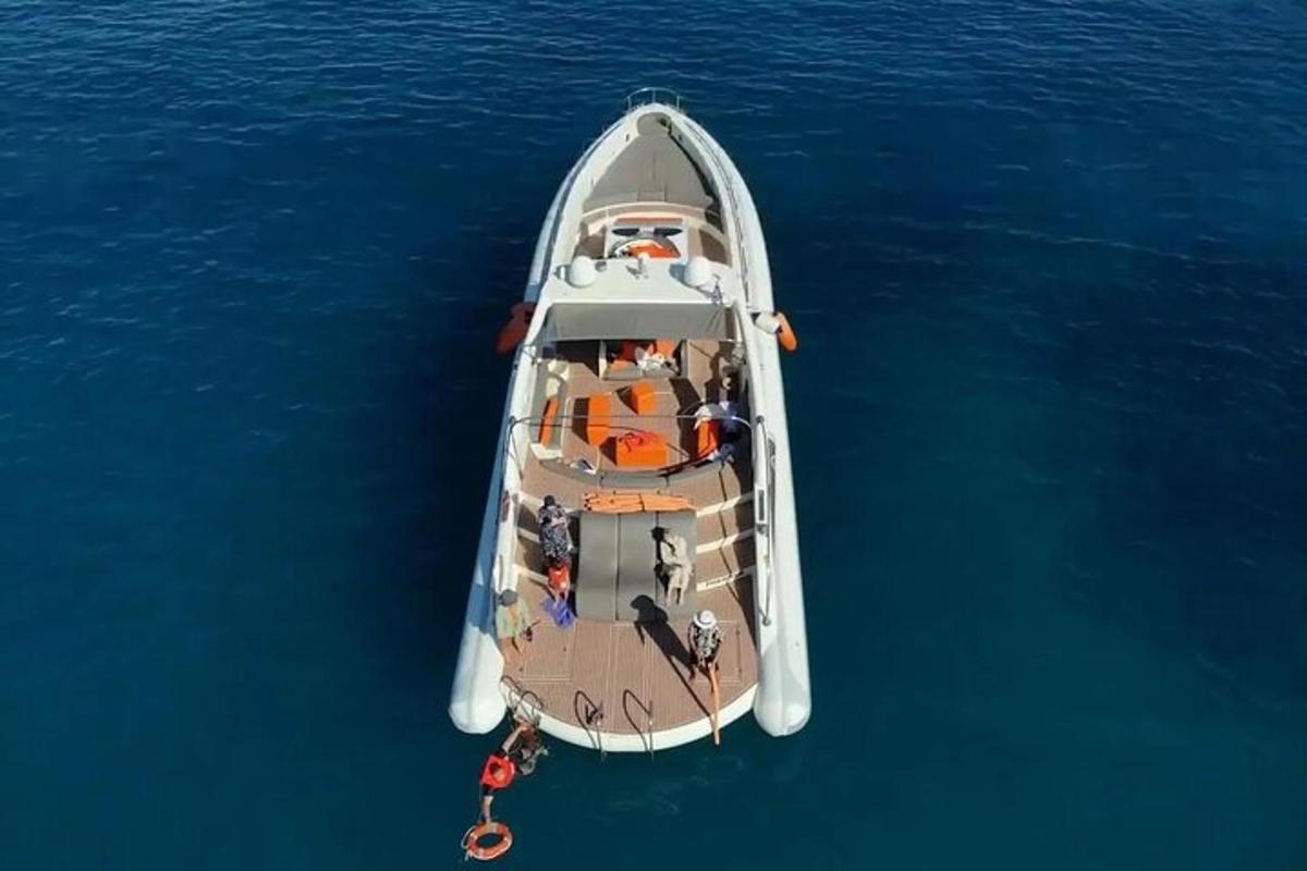 een boot midden op het water