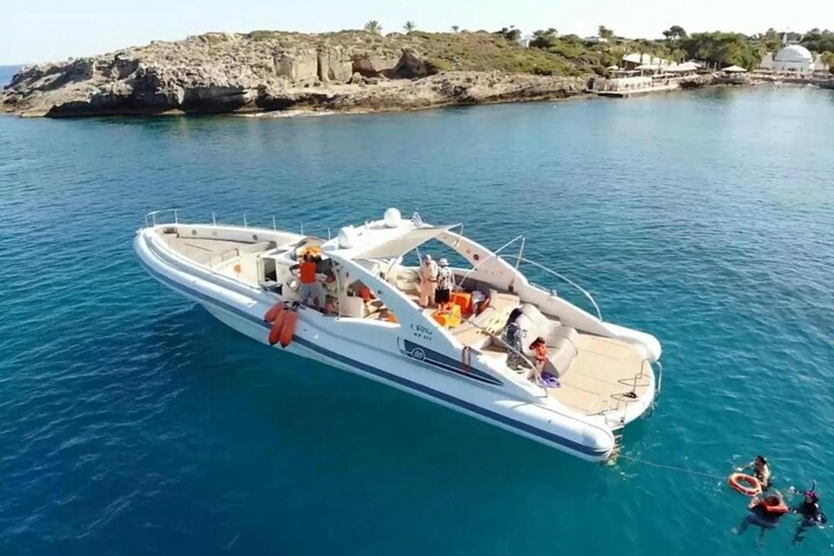 een witte boot in het water met mensen erop